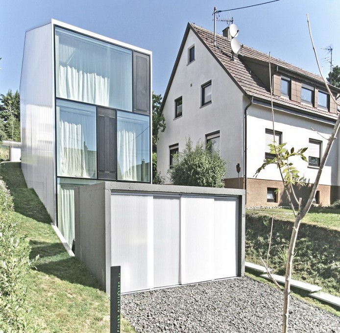 Узкий прозрачный дом от Finckh Architekten